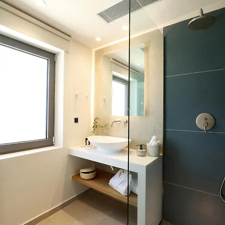 Akria Thea * Koróni