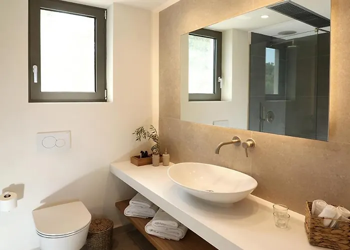 Akria Thea Vila Koróni