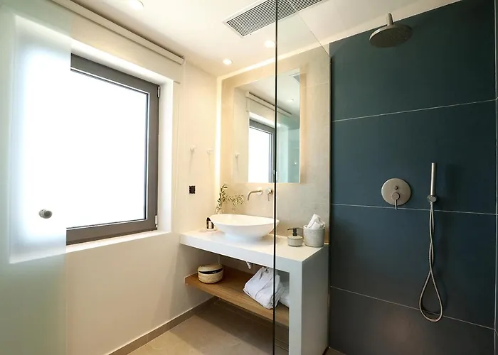 Akria Thea * Koróni