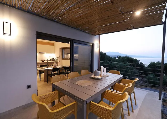 Akria Thea Vila Koróni