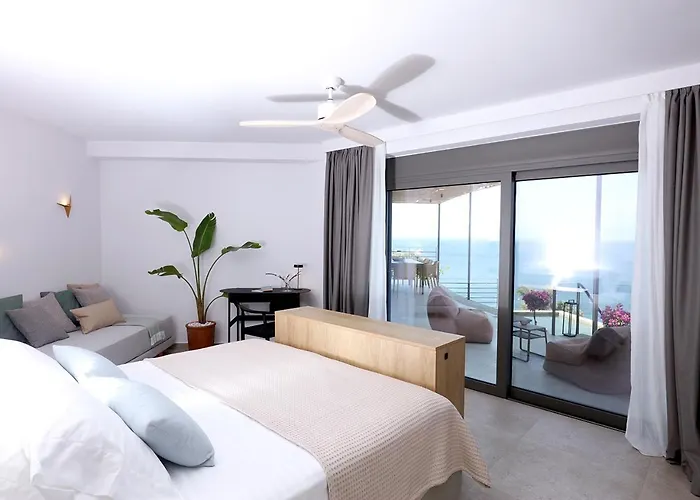 Akria Thea Vila Koróni