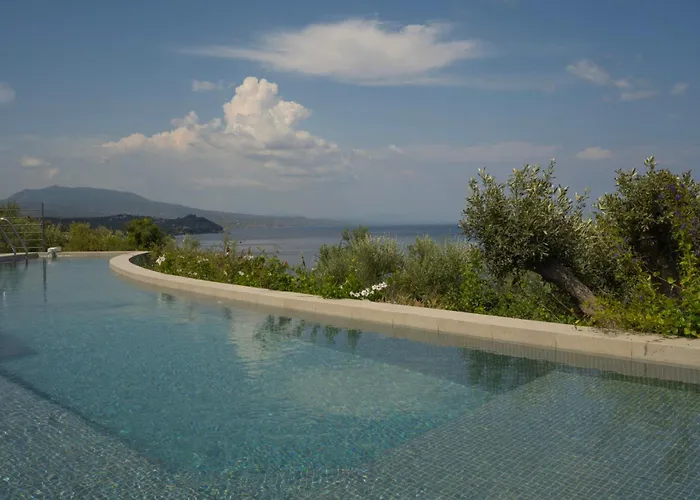 Akria Thea Vila Koróni