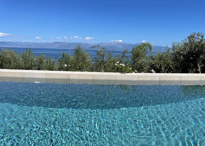 Akria Thea Vila Koróni